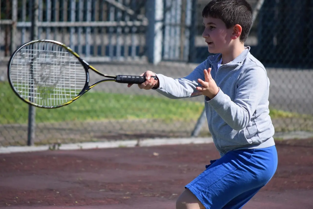 Person der spiller tennis på udendørs bane