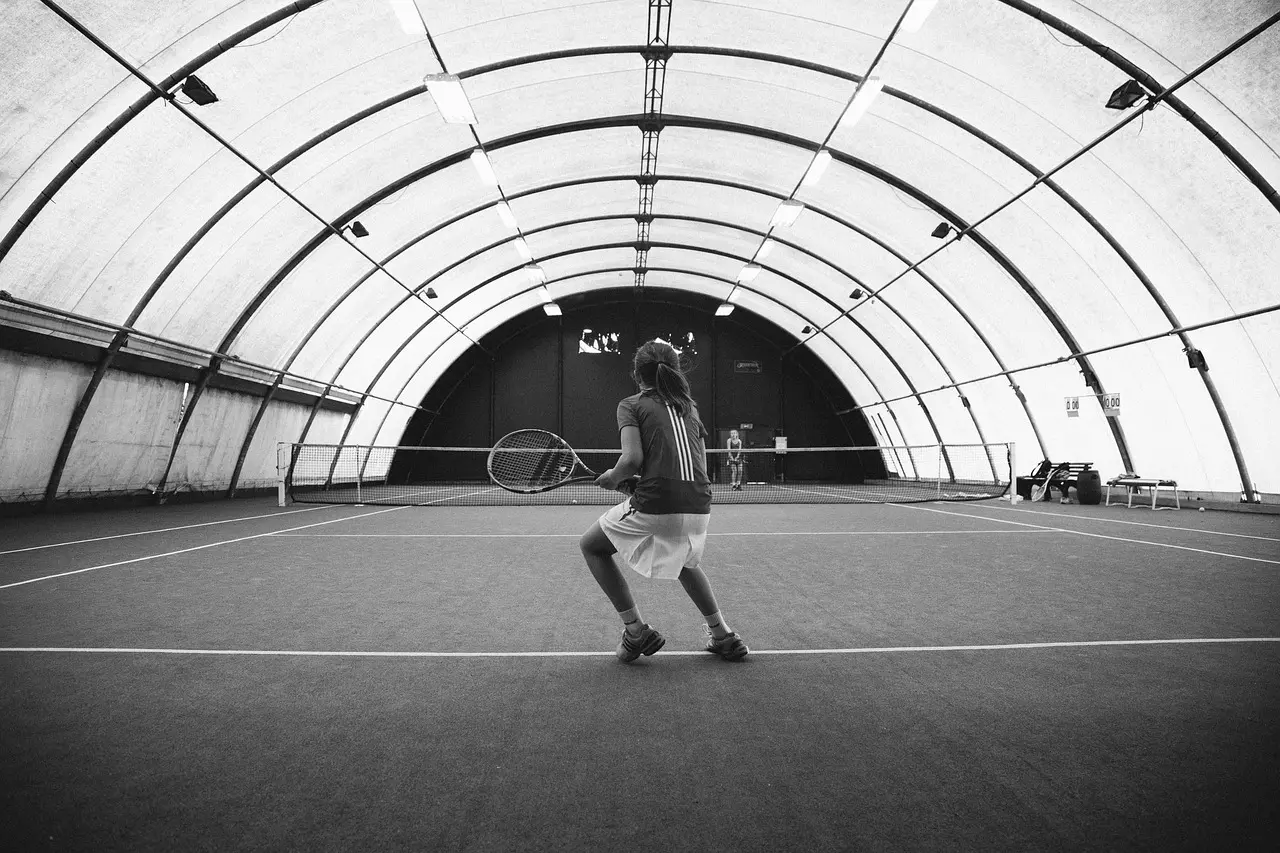 Tennisspiller på indendørs tennisbane
