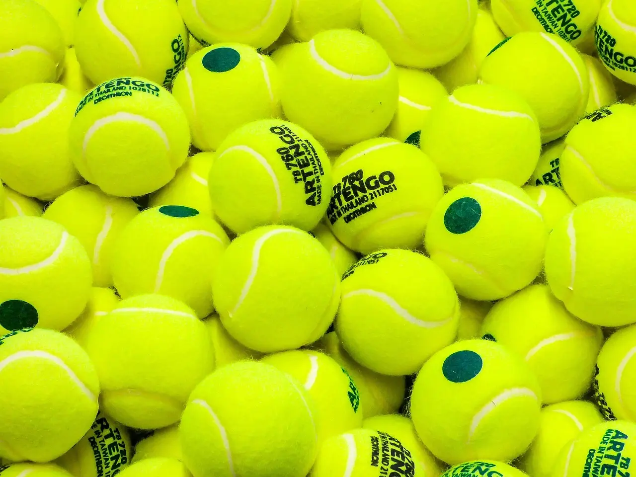 Mange neon gule tennisbolde