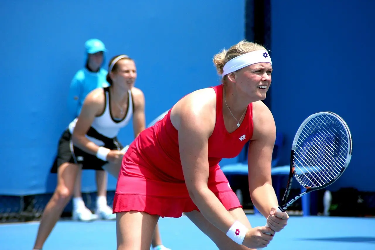 To tennisspillere på en blå bane
